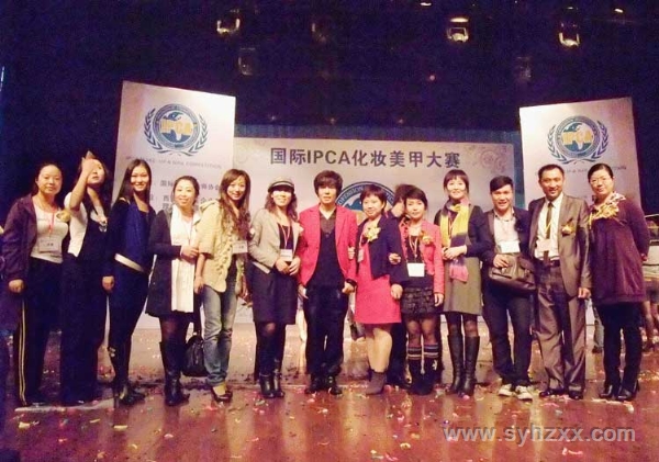 王燕老師（左五）授邀擔任IPCA國際化妝美甲大賽評委，在現場與其它化妝名師合影留
