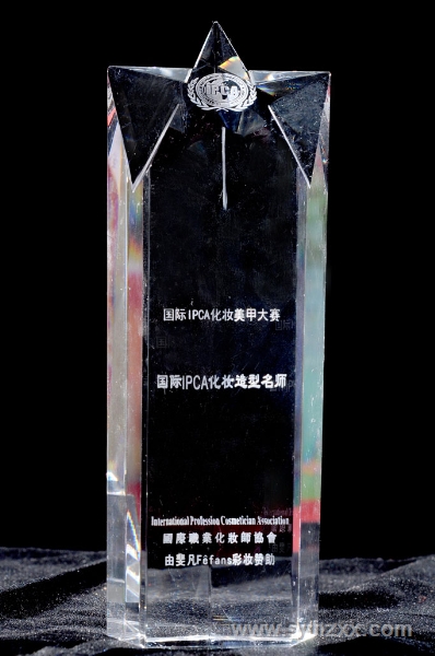 我校燕子老師榮獲＂國際ＩＰＣＡ化妝造型名師＂獎杯
