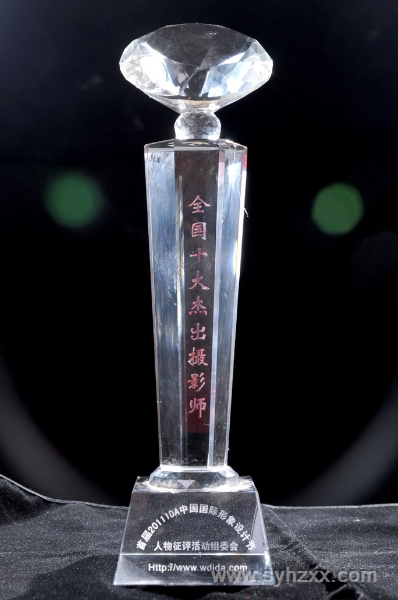 我校燕子老師榮獲＂國際ＩＰＣＡ化妝造型名師＂獎杯