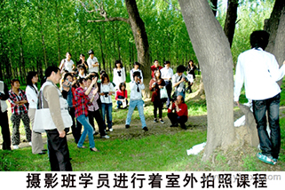 攝影班學(xué)員上著室外拍照課程