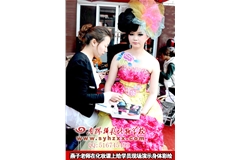 燕子老師在室外化妝課上給學員現場演示身體彩繪
