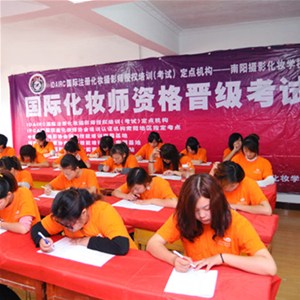 第二期IDAIRC國(guó)際注冊(cè)化妝師資格晉級(jí)考試在我校成功舉行
